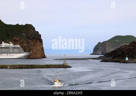 Kreuzfahrtschiff Viking Star in einer Bucht von Heimaey Island - Vestmannaeyjar - Westman Islands - Island Stockfoto