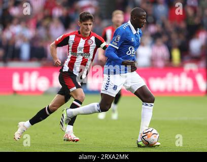 London, Großbritannien. September 2023. Christian Norgaard aus Brentford und Abdoulaye Doucouré aus Everton während des Spiels der Premier League im Gtech Community Stadium in London. Das Bild sollte lauten: Paul Terry/Sportimage Credit: Sportimage Ltd/Alamy Live News Stockfoto