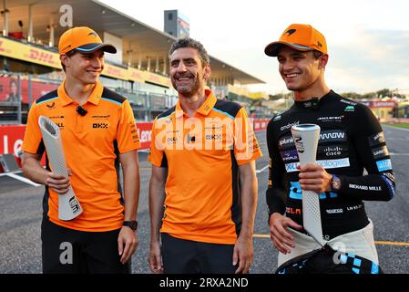 Suzuka, Japan. September 2023. (L bis R): Oscar PiNG(aus) McLaren feiert seinen dritten Platz mit Andrea Stella (ITA) McLaren Teamchef und zweitplatzierten Teamkollegen Lando Norris (GBR) McLaren. 24.09.2023. Formel-1-Weltmeisterschaft, Rd 17, Grand Prix Von Japan, Suzuka, Japan, Wettkampftag. Auf dem Foto sollte Folgendes stehen: XPB/Press Association Images. Quelle: XPB Images Ltd/Alamy Live News Stockfoto