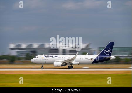 München, Deutschland - 03. Juli. 2023: Lufthansa Airbus A320-214 mit der Luftfahrzeugkennzeichnung D-AIWC startet auf der Südbahn 26L der Münchner Stockfoto