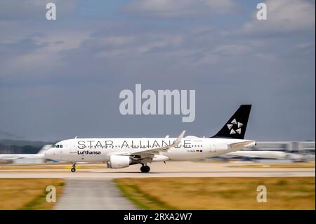 München, Deutschland - 03. Juli. 2023: Lufthansa Airbus A320-214 mit der Luftfahrzeugkennzeichnung D-AIUA startet auf der Südbahn 26L der München Stockfoto