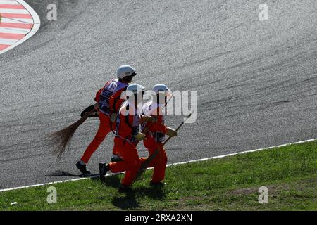 Suzuka, Japan. September 2023. Marshals durchforsten den Kreislauf. Formel-1-Weltmeisterschaft, Rd 17, Grand Prix von Japan, Sonntag, 24. September 2023. Suzuka, Japan. Quelle: James Moy/Alamy Live News Stockfoto