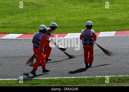 Suzuka, Japan. September 2023. Marshals durchforsten den Kreislauf. Formel-1-Weltmeisterschaft, Rd 17, Grand Prix von Japan, Sonntag, 24. September 2023. Suzuka, Japan. Quelle: James Moy/Alamy Live News Stockfoto