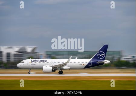 München, Deutschland - 03. Juli. 2023: Lufthansa Airbus A320-271N mit der Luftfahrzeugkennzeichnung D-AINR startet auf der Südbahn 26L der Munic Stockfoto