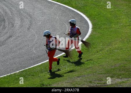 Suzuka, Japan. September 2023. Marshals durchforsten den Kreislauf. Formel-1-Weltmeisterschaft, Rd 17, Grand Prix von Japan, Sonntag, 24. September 2023. Suzuka, Japan. Quelle: James Moy/Alamy Live News Stockfoto