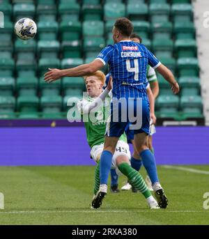 Edinburgh, Großbritannien. September 2023. Schottische Premiership - Hibernian FC gegen St Johnstone FC 23/09/2023 Hibs' Mittelfeldspieler Rory Whittaker, nachdem er in der 70. Minute gespielt hatte, war er der jüngste Spieler, der jemals für das erste Team gespielt hat. er spielt gegen den ehemaligen Verteidiger von St. Johnstone, Andy Considine, als Hibernian gegen St. Johnstone in der schottischen Premiership im Easter Road Stadium, Edinburgh, UK Credit: Ian Jacobs/Alamy Live News Stockfoto