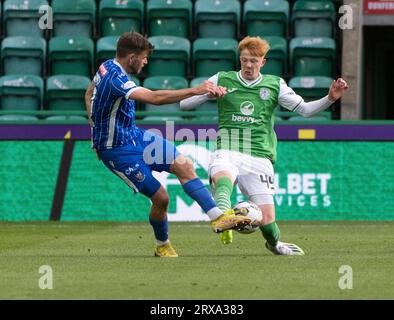 Edinburgh, Großbritannien. September 2023. Schottische Premiership - Hibernian FC gegen St Johnstone FC 23/09/2023 Hibs' Mittelfeldspieler Rory Whittaker, nachdem er in der 70. Minute gespielt hatte, war er der jüngste Spieler, der jemals für das erste Team gespielt hatte, das sich mit St. Johnstone Forward, Graham Carey, als Hibernian gegen St. Johnstone in der schottischen Premiership im Easter Road Stadium, Edinburgh, Großbritannien, anmeldete. Credit: Ian Jacobs/Alamy Live News Stockfoto