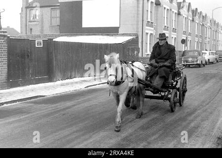 Rag and Bone man auf der Woolwich Road, vorbei an Russell in der Nähe von Bexleyheath im Winter 1961 Stockfoto