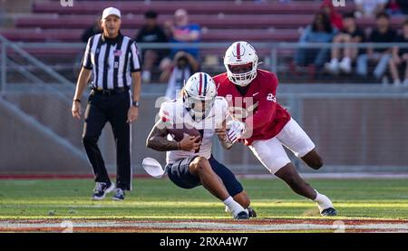 23. September 2023 Palo Alto, KALIFORNIEN, Arizona Quarterback Jayden de Laura (7), hat den ersten Down Tackle von Stanford Linebacker David Bailey (23) während des NCAA Football-Spiels zwischen den Arizona Wildcats und den Stanford Cardinal nicht erreicht. Arizona besiegte Stanford 21-20 im Stanford Stadium Palo Alto, CA Thurman James/CSM Stockfoto