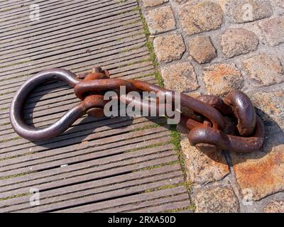 Rostige Schiffsanlegestellen im Hafenpflaster, La Rochelle, Novelle - Aquitaine Region im Westen Frankreichs Stockfoto