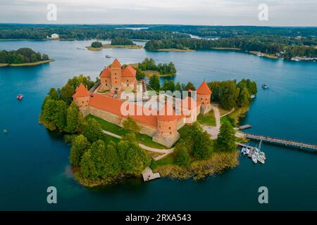 Blick aus der Vogelperspektive auf die Burg Trakai. Mittelalterliche gotische Inselburg im Galve See. Drohnenfoto von oben Stockfoto
