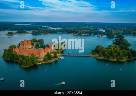 Blick aus der Vogelperspektive auf die Burg Trakai. Mittelalterliche gotische Inselburg im Galve See. Drohnenfoto von oben Stockfoto