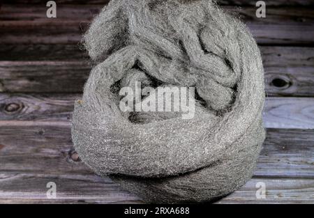 Schwamm aus Stahlwolle oder Eisendraht, ein Bündel sehr feiner und flexibler scharfkantiger Stahlfilamente, als Schleifmittel bei Fertigungs- und Reparaturarbeiten für p Stockfoto