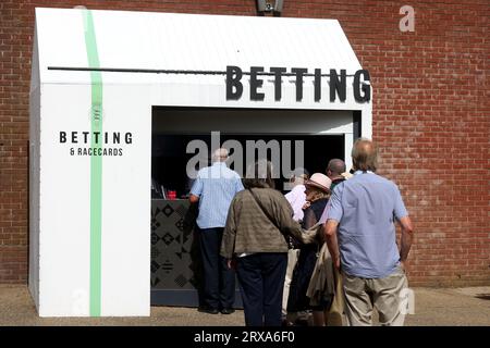 Allgemeine Ansicht eines Wettgeschäfts auf der Goodwood Racecourse, Chichester, West Sussex, Großbritannien. Stockfoto