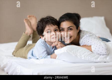 Kopfschuss Porträt indische Mutter mit Sohn auf dem Bett liegend Stockfoto