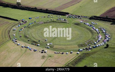 Luftaufnahme der Thornborough Henges am 23. September 2023, der Sonnenäquinox oder der Herbstsonnenwende in North Yorkshire. Die Leute campten, um es zu sehen. Stockfoto