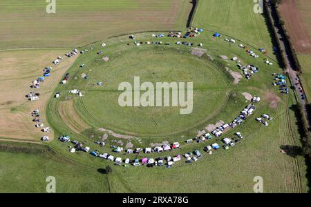 Luftaufnahme der Thornborough Henges am 23. September 2023, der Sonnenäquinox oder der Herbstsonnenwende in North Yorkshire. Die Leute campten, um es zu sehen. Stockfoto