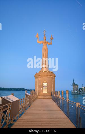 Vorderansicht der großen Statue Imperia im Hafen von Konstanz, Deutschland. Stockfoto