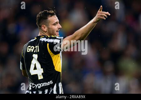 Federico Gatti vom Juventus FC zeigt während des Serie-A-Fußballspiels zwischen US Sassuolo und Juventus FC Gesten. Stockfoto