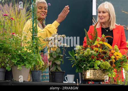 Gartenberatung von zwei TV-Moderatoren, Arit Anderson und Nicki Chapman, im Garden Theatre bei der Malvern Autumn Show in Stockfoto