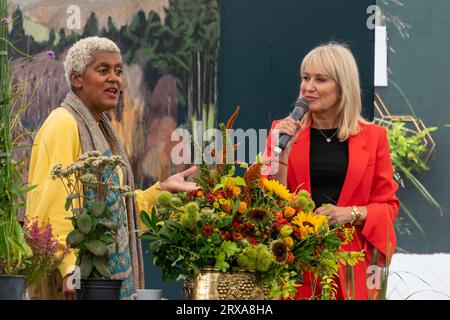 Gartenberatung von zwei Fernsehmoderatoren, Arit Anderson und Nicki Chapman im Gartentheater der Herbstshow Malvern in Stockfoto