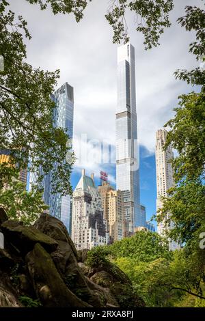 Die hohen Wolkenkratzer von Midtown Manhattan, eingerahmt von den grünen Bäumen und grünen Hügeln des Central Park in New York City Stockfoto