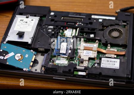 Kairo, Ägypten, 5. September 2023: Wartung eines Laptops, Behebung eines Problems in einer Computerhardware, Austausch von PC-Komponenten, Fixierung und technische Unterstützung Stockfoto