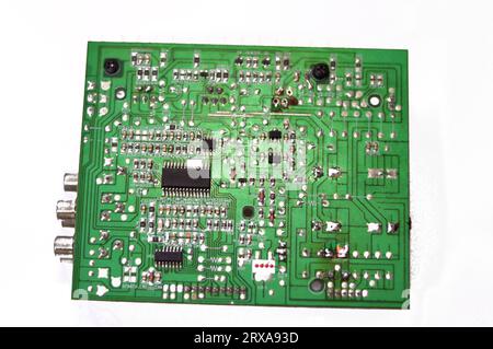 Kairo, Ägypten, 19. September 2023: Elektronische Platine einer Auto-Subwoofer-Verstärker-Sound-Control-Panel-Einheit, Ein Subwoofer (oder Sub) ist ein Lautsprecherdesign Stockfoto