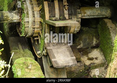 Alte hölzerne Turbine aus der Eisenhütte El Pobal Stockfoto