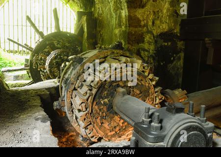 Alte hölzerne Turbine aus der Eisenhütte El Pobal Stockfoto