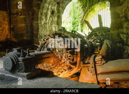 Alte hölzerne Turbine aus der Eisenhütte El Pobal Stockfoto