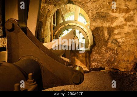 Alte hölzerne Turbine aus der Eisenhütte El Pobal Stockfoto