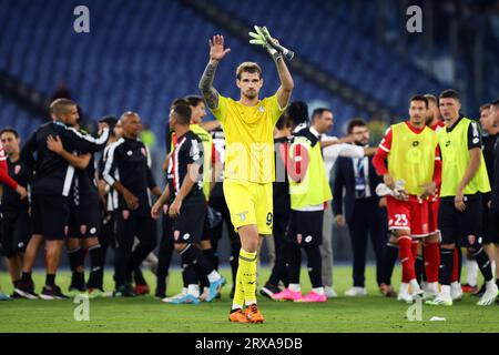 Rom, Italien. September 2023. Ivan Provedel Torhüter von Lazio begrüßt seine Anhänger am Ende der italienischen Meisterschaft Serie A Fußballspiel zwischen SS Lazio und AC Monza am 23. September 2023 im Stadio Olimpico in Rom, Italien - Foto Federico Proietti/DPPI Credit: DPPI Media/Alamy Live News Stockfoto