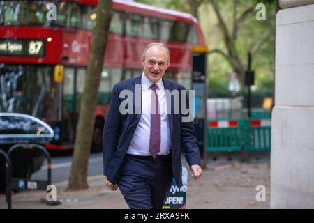 London, England, Großbritannien. September 2023. Der Führer der Liberal Democrats ED DAVEY ist in Westminster zu sehen, bevor er in politischen tv-Shows am Sonntag auftritt. (Bild: © Tayfun Salci/ZUMA Press Wire) NUR REDAKTIONELLE VERWENDUNG! Nicht für kommerzielle ZWECKE! Quelle: ZUMA Press, Inc./Alamy Live News Stockfoto