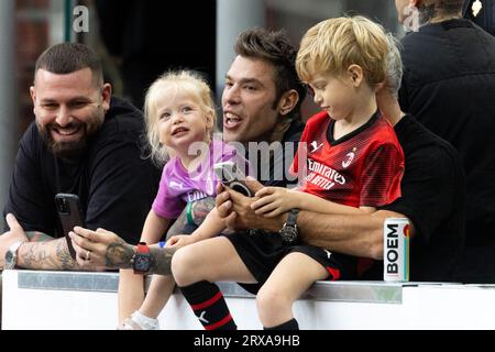 Milano, Italien. September 2023. Federico Leonardo Lucia, bekannt als Fedez, wird mit seinen Kindern während des Fußballspiels der Serie A zwischen AC Mailand und Hellas Verona im Giuseppe Meazza Stadion gesehen. Quelle: SOPA Images Limited/Alamy Live News Stockfoto