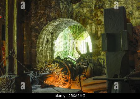 Alte hölzerne Turbine aus der Eisenhütte El Pobal Stockfoto