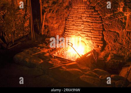 Einzelheiten zur Vorbereitung des Feuers in der Eisenhütte El Pobal Stockfoto