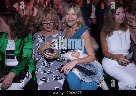 Mailand, Italien. September 2023. Milan Fashion Week, Frühling Sommer 2024 Chiara Boni La Petite Robe Fashion Show erste Reihe abgebildet: Nancy Brilli Natasha Stefanenko Credit: Independent Photo Agency/Alamy Live News Stockfoto