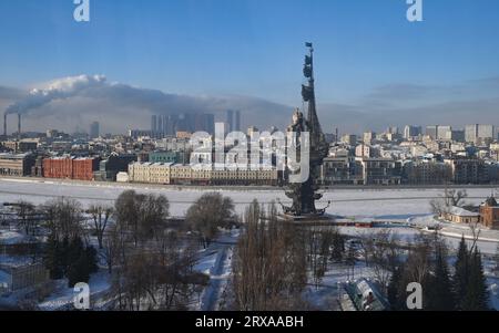 Januar 2023, Moskau, Russland. Blick auf den schneebedeckten Muzeon-Park und das Denkmal für Peter den Großen in der russischen Hauptstadt. Stockfoto