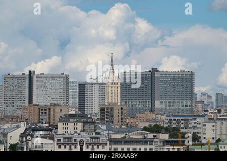 Juni 2022, Moskau, Russland. Blick auf das Stalin-Hochhaus auf dem Kudrinskaya-Platz und die Buchhäuser auf Novy Arbat im Zentrum der russischen hauptstadt Stockfoto