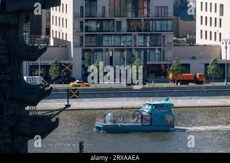 Juli 2022, Moskau, Russland. Vergnügungsboot auf dem Moskauer Fluss im Zentrum der russischen Hauptstadt Stockfoto