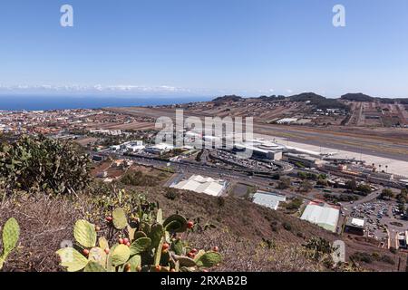 Blick aus der Vogelperspektive auf den Flughafen Los Rodeos (Insel Teneriffa) Stockfoto