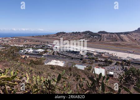 Blick aus der Vogelperspektive auf den Flughafen Los Rodeos (Insel Teneriffa) Stockfoto