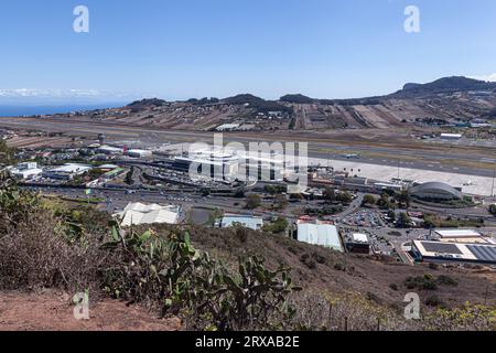 Blick aus der Vogelperspektive auf den Flughafen Los Rodeos (Insel Teneriffa) Stockfoto