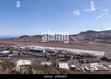 Blick aus der Vogelperspektive auf den Flughafen Los Rodeos (Insel Teneriffa) Stockfoto