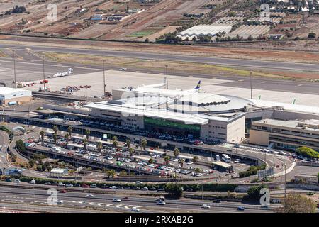 Blick aus der Vogelperspektive auf den Flughafen Los Rodeos (Insel Teneriffa) Stockfoto