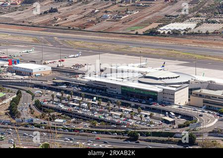 Blick aus der Vogelperspektive auf den Flughafen Los Rodeos (Insel Teneriffa) Stockfoto