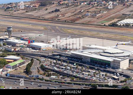 Blick aus der Vogelperspektive auf den Flughafen Los Rodeos (Insel Teneriffa) Stockfoto