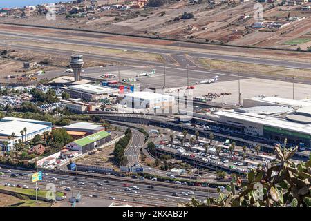 Blick aus der Vogelperspektive auf den Flughafen Los Rodeos (Insel Teneriffa) Stockfoto