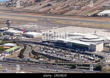 Blick aus der Vogelperspektive auf den Flughafen Los Rodeos (Insel Teneriffa) Stockfoto